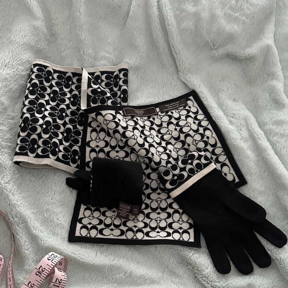 Classic Reversible B&WCoach Monogrammed Knit Scarf & Gloves Set Size 48*8